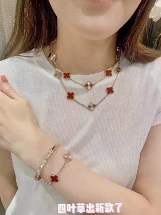 Van Cleef & Arpels Red Carnelian Four-Leaf Clover Necklace view 1