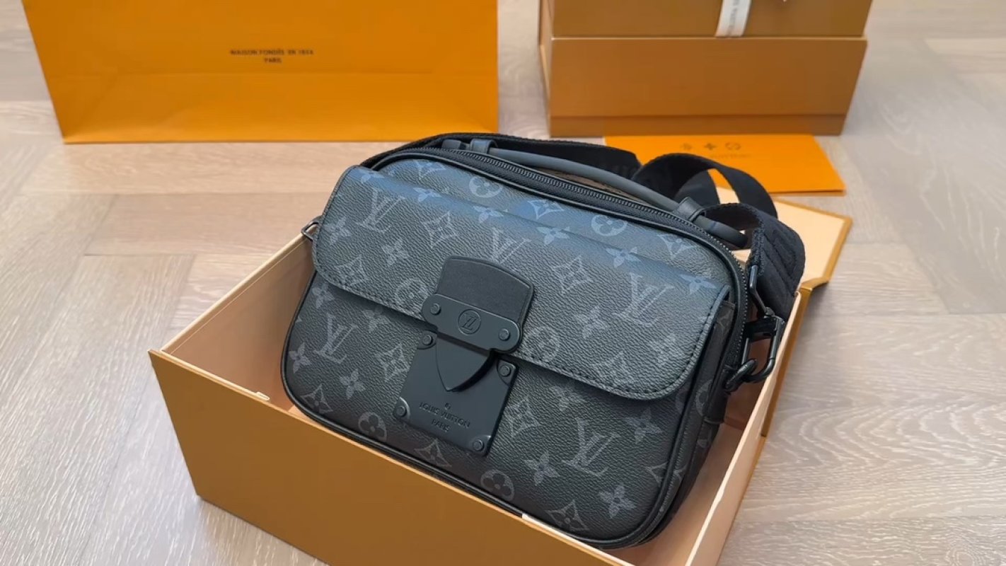 Louis Vuitton Monogram Canvas Messenger Bag Black