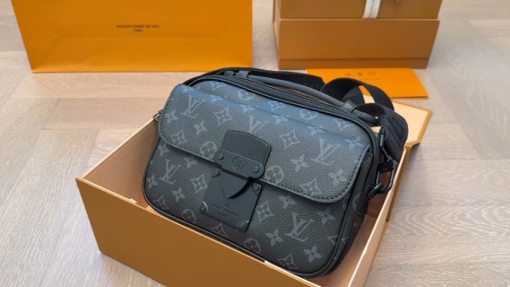 Louis Vuitton Monogram Canvas Messenger Bag Black video