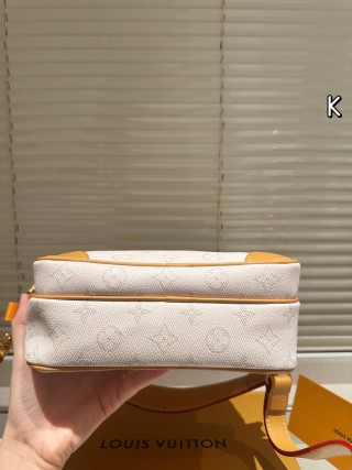 Louis Vuitton Nil Nil Monogram Canvas Crossbody Bag - Cream view 8