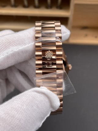 Rolex Day-Date Rose Gold Olive Green Roman Dial 40mm view 8