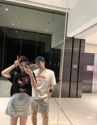 Balenciaga Cream Logo T-Shirt view 9