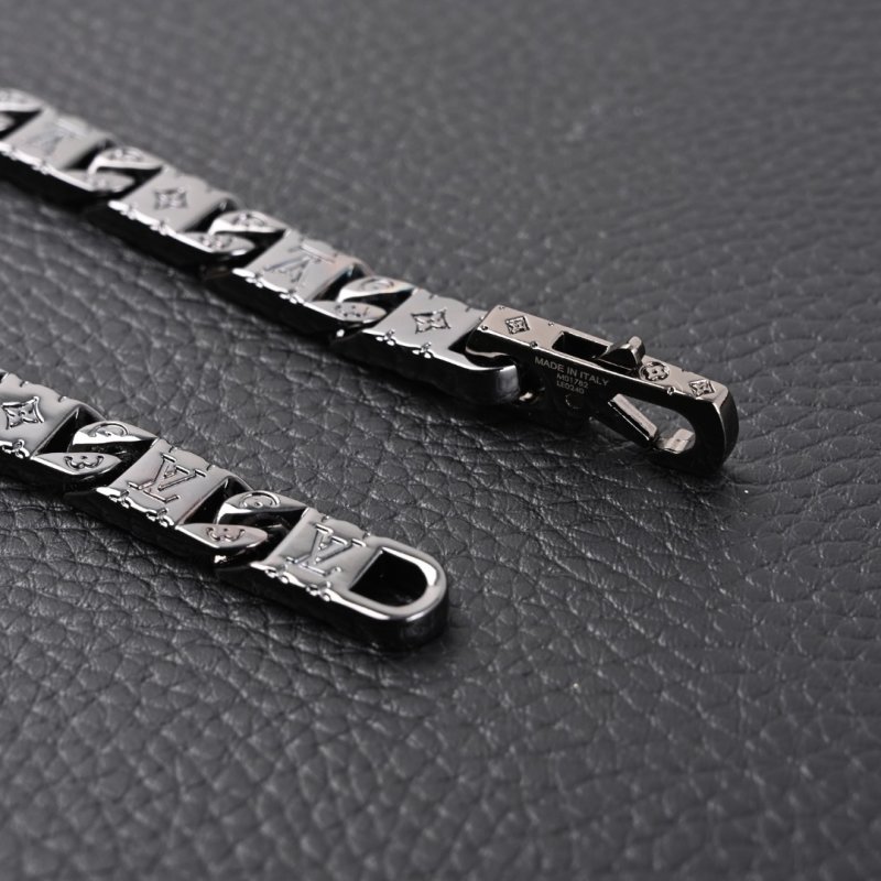Louis Vuitton Monogram Tied Up Necklace – Gunmetal view