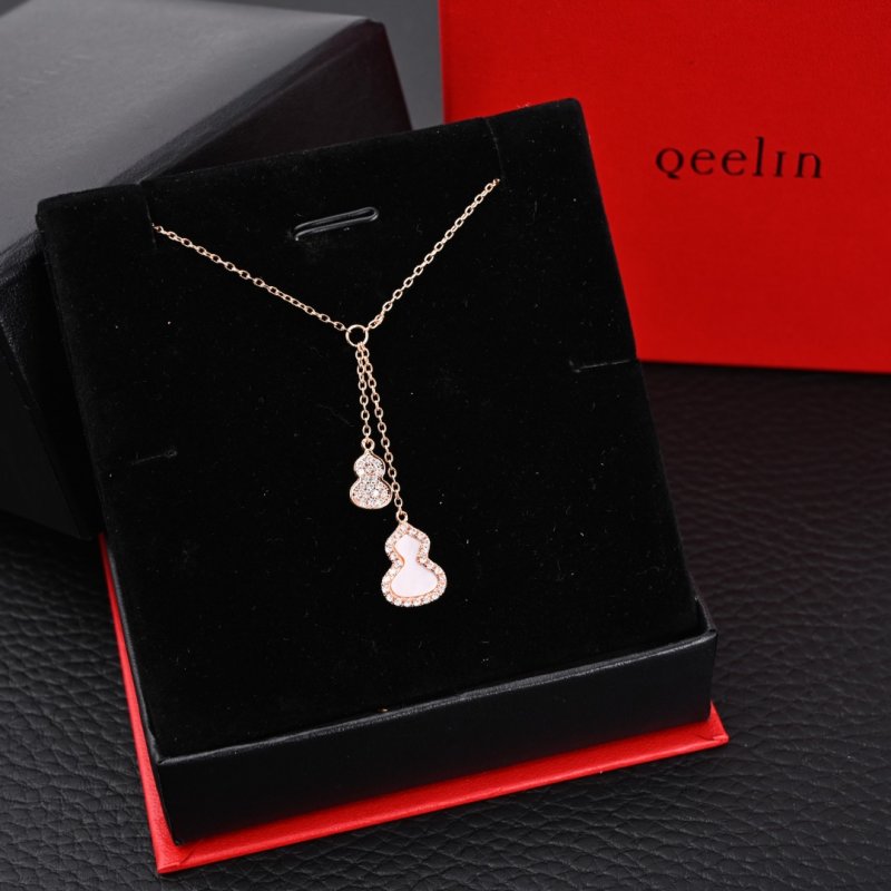 Qeelin Mother of Pearl Gourd Tassel Necklace Silver