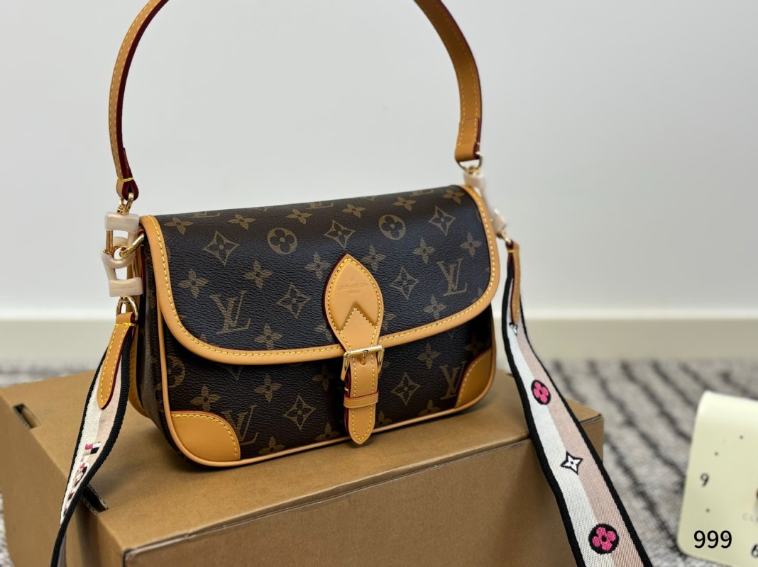 Louis Vuitton Monogram Canvas Shoulder Bag with Detachable Strap