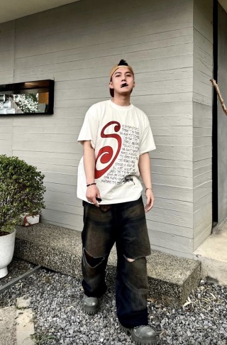 White Graphic Print Short Sleeve T-Shirt with Red Abstract Design view 5