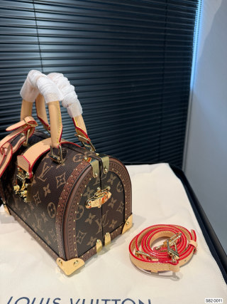 Louis Vuitton Speedy 25 Trunk Monogram Handbag view 4