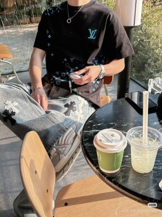 Louis Vuitton Gradient Monogram Embroidered Black T-Shirt view 3