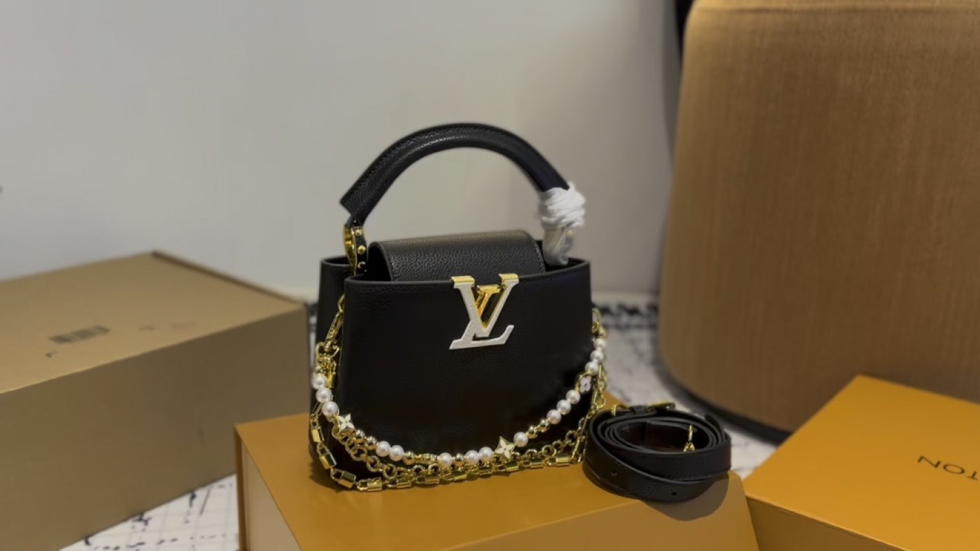 Louis Vuitton Capucines BB Black Leather Handbag