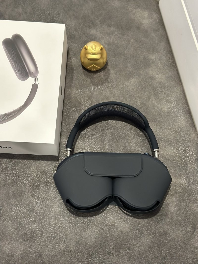 Apple AirPods Pro Max Midnight Black USB-C 1:1 Replica view