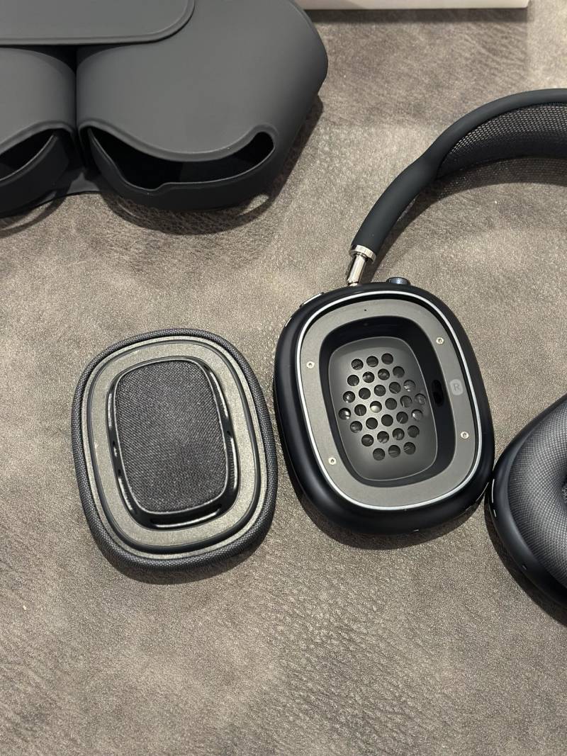 Apple AirPods Pro Max Midnight Black USB-C 1:1 Replica view