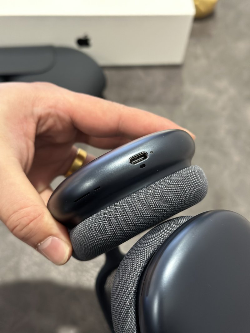 Apple AirPods Pro Max Midnight Black USB-C 1:1 Replica view