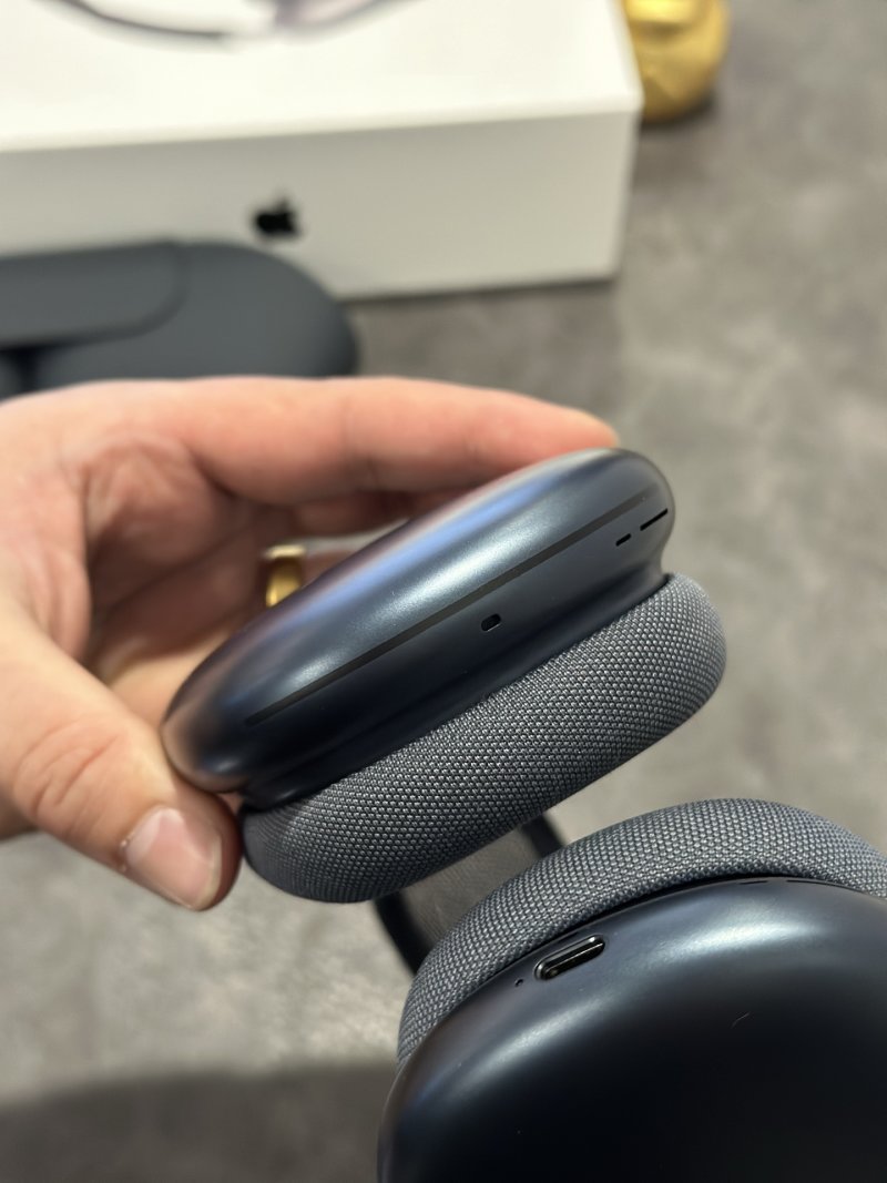 Apple AirPods Pro Max Midnight Black USB-C 1:1 Replica view