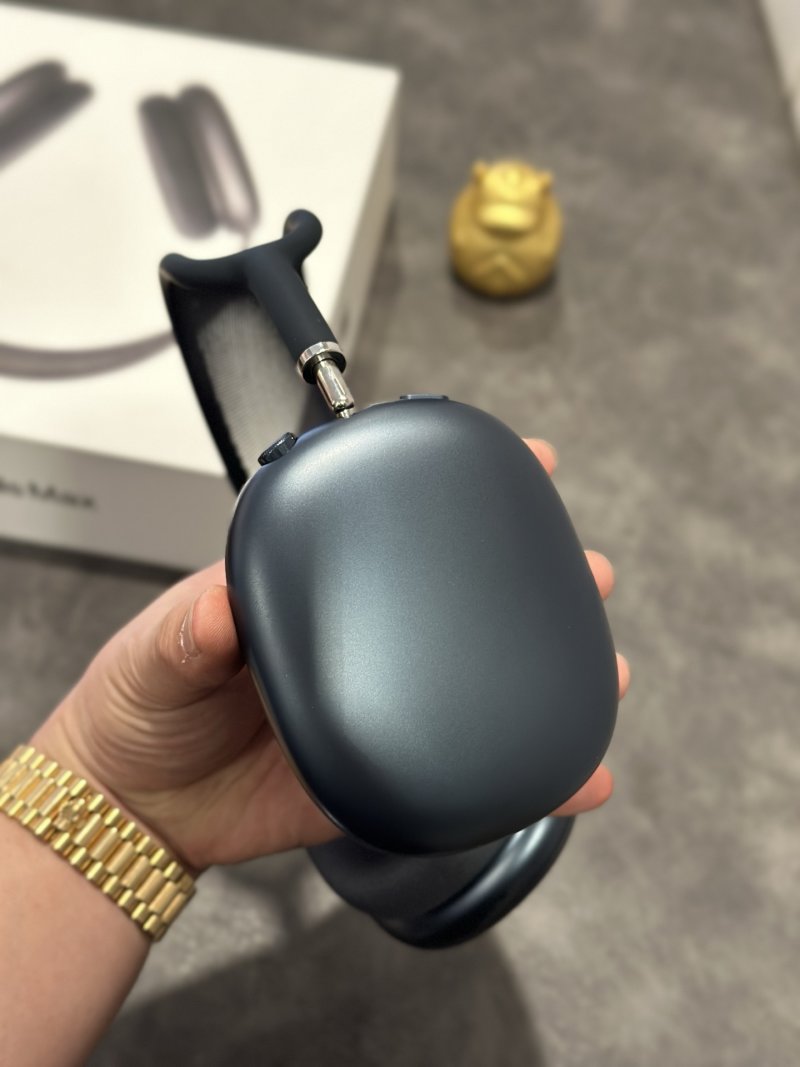 Apple AirPods Pro Max Midnight Black USB-C 1:1 Replica view
