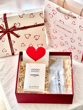 Chanel Coco Mademoiselle Gift Set with Sunglasses & Accessories view 1