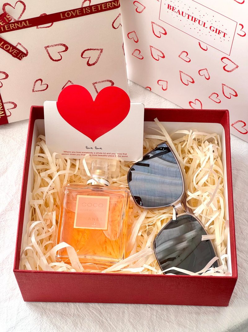 Gucci Blooms Floral Gift Set - Fragrance, Comb & Lipstick view