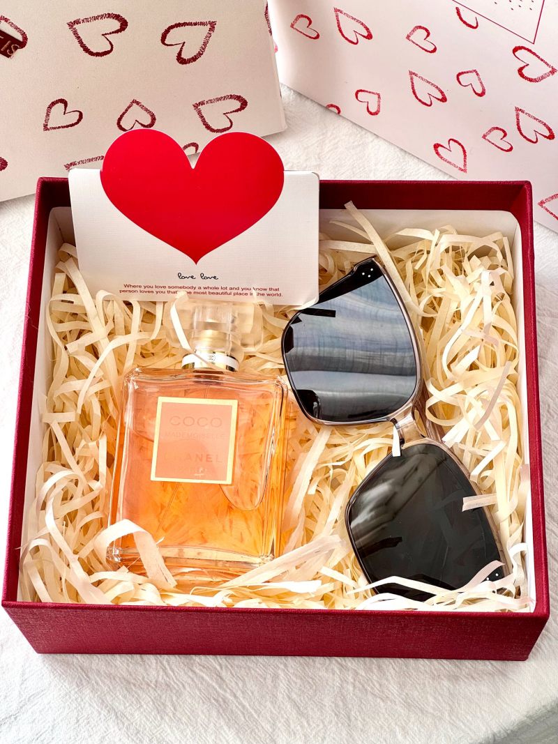 Gucci Blooms Floral Gift Set - Fragrance, Comb & Lipstick view