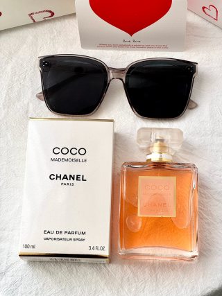 Chanel Coco Mademoiselle Gift Set with Sunglasses & Accessories view 6