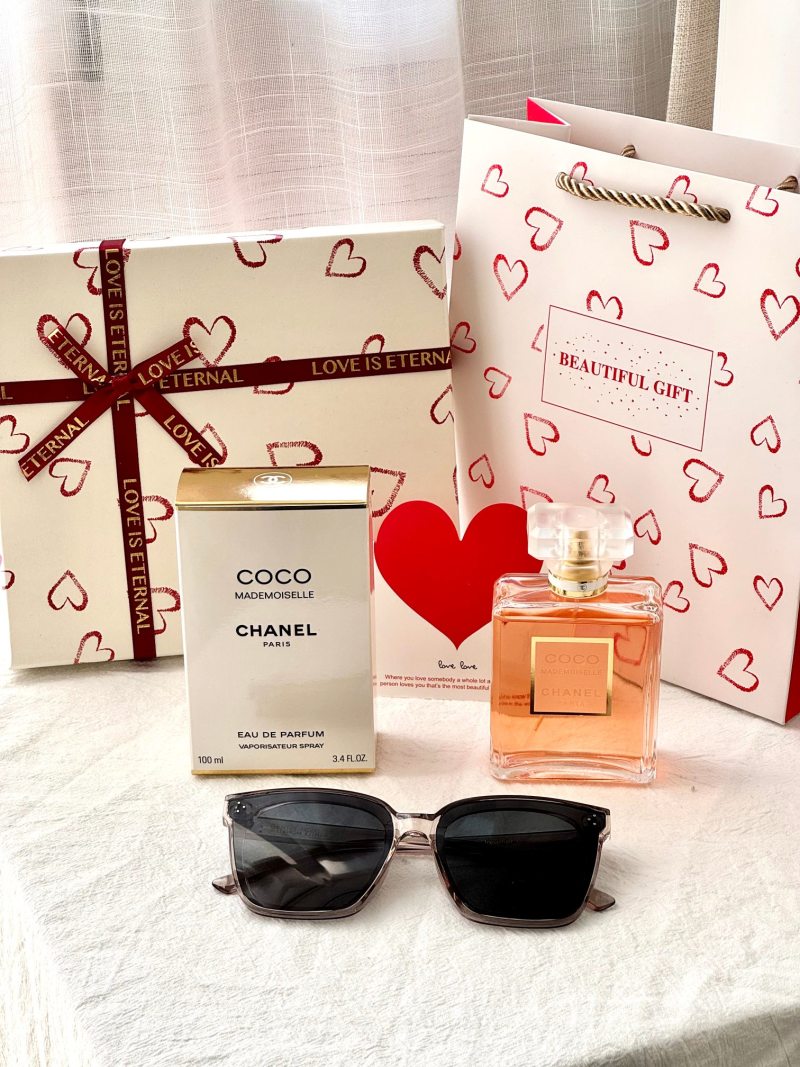 Gucci Blooms Floral Gift Set - Fragrance, Comb & Lipstick view
