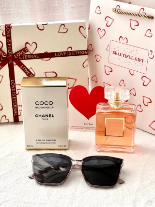 Chanel Coco Mademoiselle Gift Set with Sunglasses & Accessories view 8