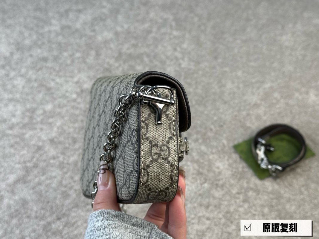 Gucci 1955 Horsebit Shoulder Bag - Beige Monogram view