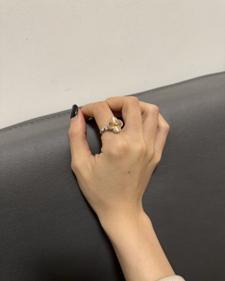 Four-Leaf Clover Pearl Statement Ring Gold view 2