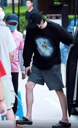 Black Oversized Long Sleeve T-Shirt with White Dog Graphic view 6