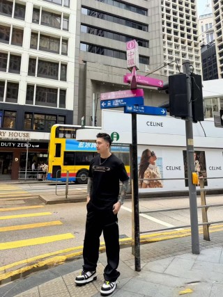 Louis Vuitton Black Gold Logo T-Shirt view 7