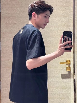 Louis Vuitton Black Gold Logo T-Shirt view 9
