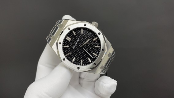 Audemars Piguet Royal Oak 15400 White Steel Black Dial 41mm view 2