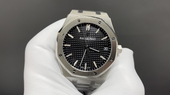Audemars Piguet Royal Oak 15400 White Steel Black Dial 41mm view 3