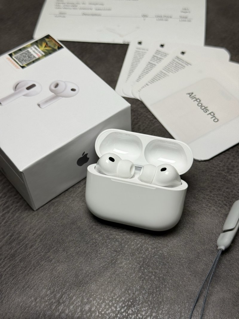 Apple AirPods Pro 3 White Wireless Earbuds view