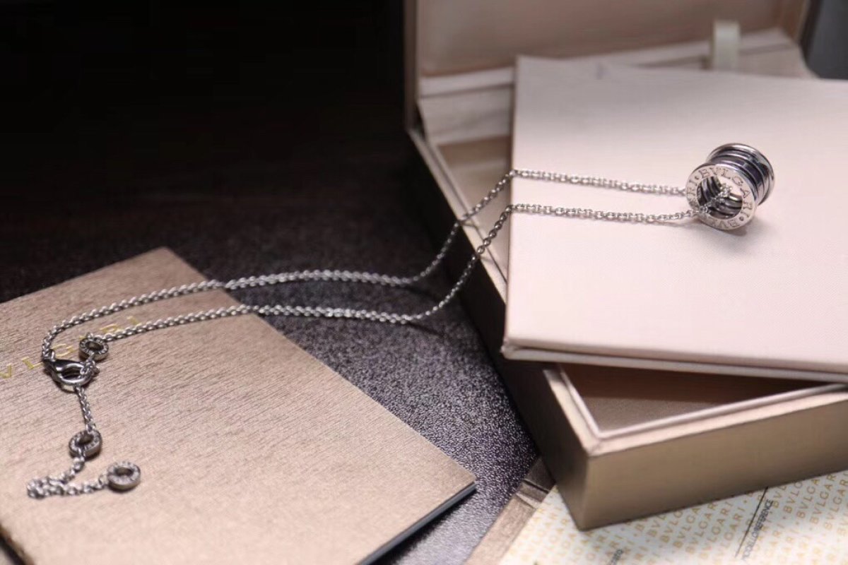 Bvlgari Spring Pendant Necklace White Gold view