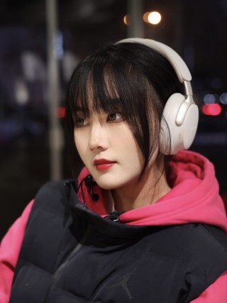 Bose QuietComfort Ultra Headphones - Pearl White view 2