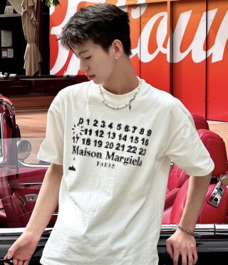 Maison Margiela Calendar Print White T-Shirt view 9
