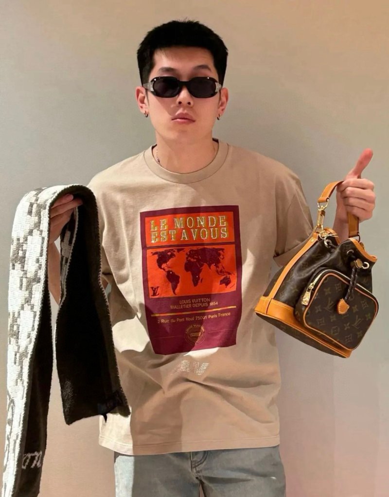 Louis Vuitton Le Monde Estamp Graphic T-Shirt Beige