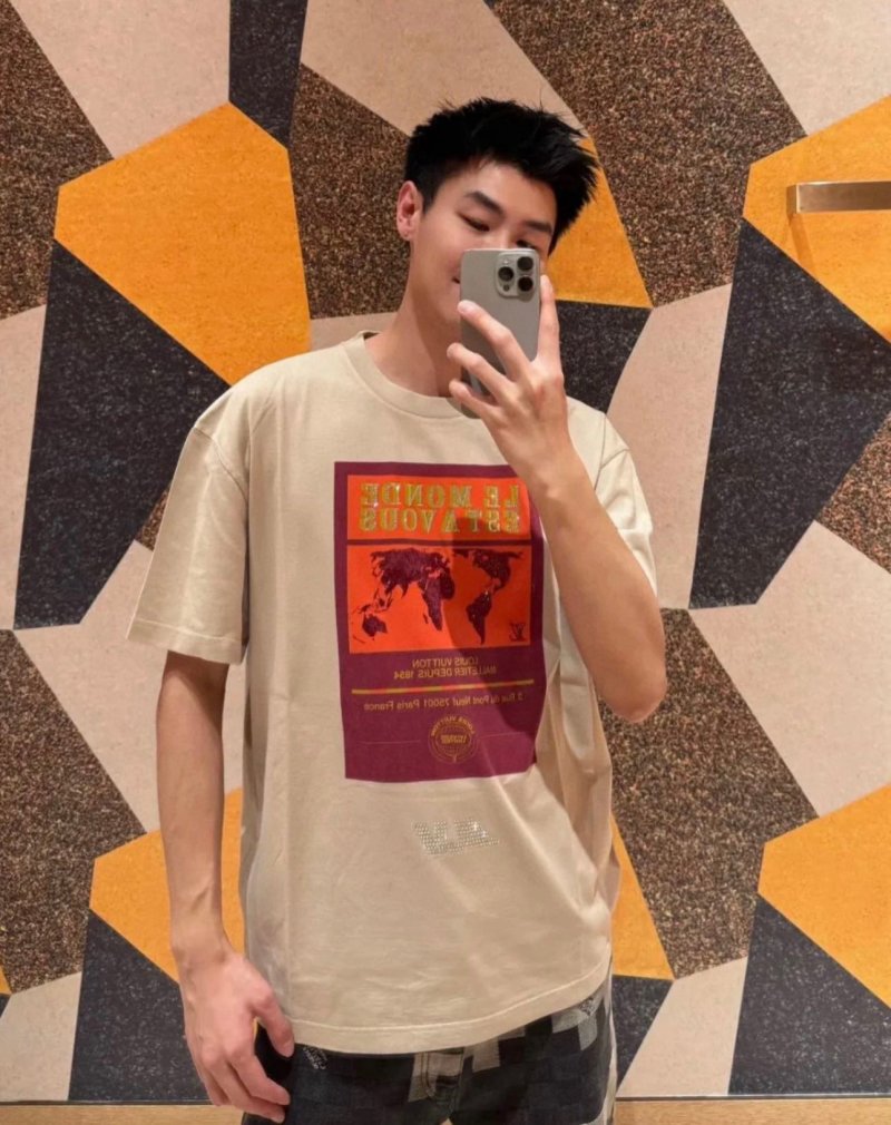 Louis Vuitton Le Monde Estamp Graphic T-Shirt Beige view