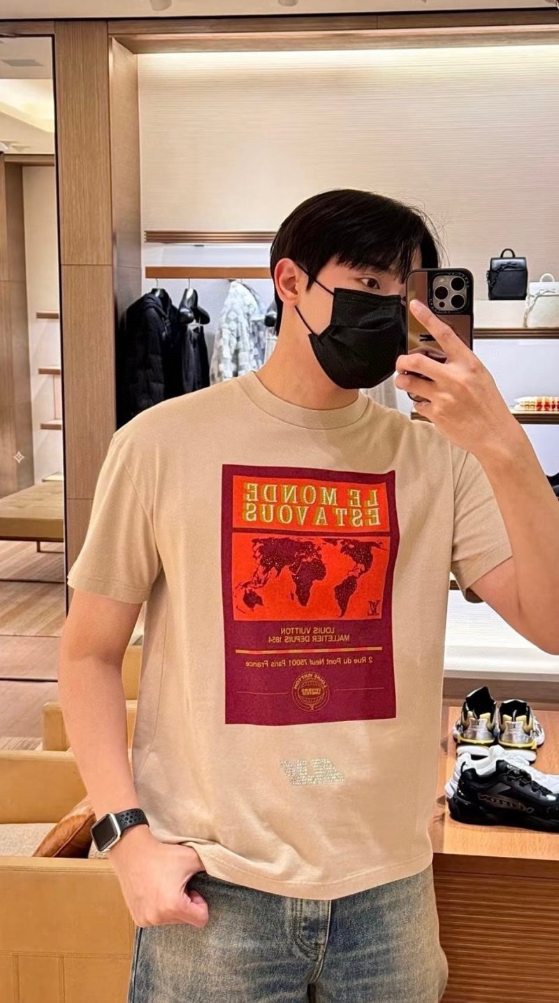 Louis Vuitton Le Monde Estamp Graphic T-Shirt Beige view