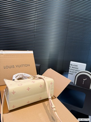 Louis Vuitton Onthego Monogram Tote Cream view 7