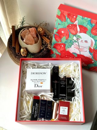 Luxury Beauty & Fragrance Gift Set with Preserved Flowers & Cosmetics