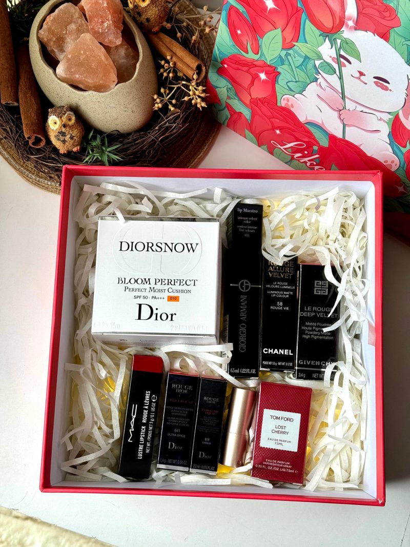 Luxury Beauty & Fragrance Gift Set with Preserved Flowers & Cosmetics view