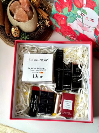 Luxury Beauty & Fragrance Gift Set with Preserved Flowers & Cosmetics view 2