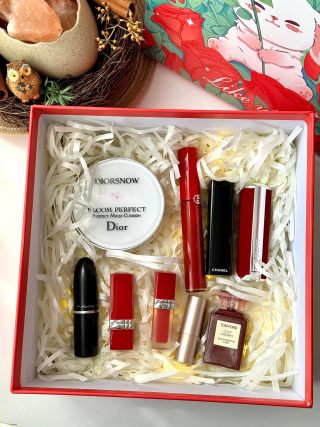 Luxury Beauty & Fragrance Gift Set with Preserved Flowers & Cosmetics view 3