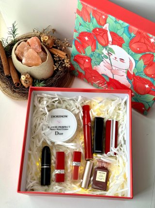 Luxury Beauty & Fragrance Gift Set with Preserved Flowers & Cosmetics view 4
