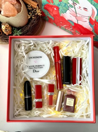 Luxury Beauty & Fragrance Gift Set with Preserved Flowers & Cosmetics view 5