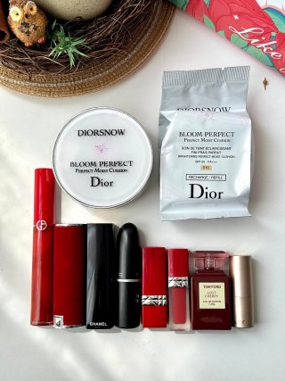 Luxury Beauty & Fragrance Gift Set with Preserved Flowers & Cosmetics view 6