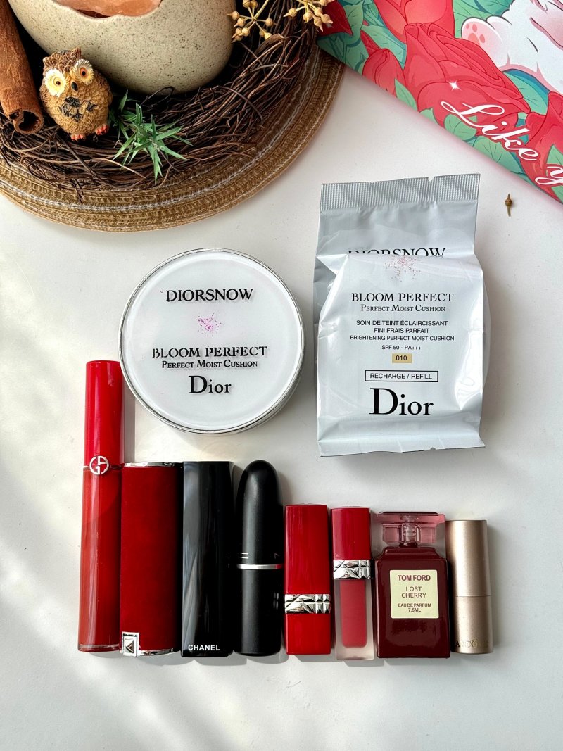 Luxury Beauty & Fragrance Gift Set with Preserved Flowers & Cosmetics view