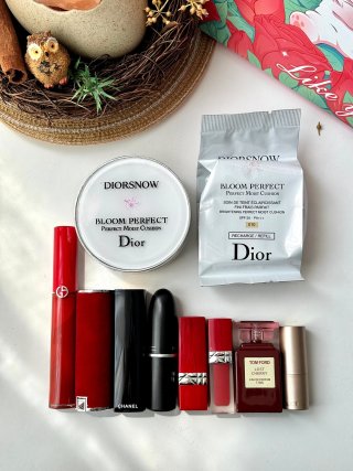 Luxury Beauty & Fragrance Gift Set with Preserved Flowers & Cosmetics view 7
