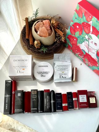 Luxury Beauty & Fragrance Gift Set with Preserved Flowers & Cosmetics view 8