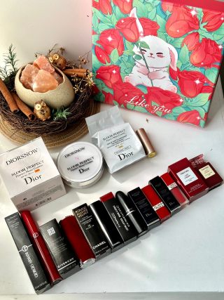Luxury Beauty & Fragrance Gift Set with Preserved Flowers & Cosmetics view 9